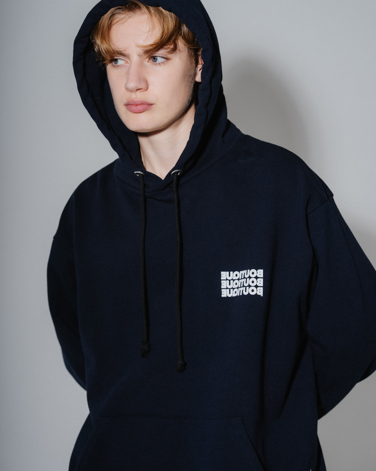 BOUTIQUE PULLOVER HOODIE NAVY(ブティックプルオーバーフーディーネイビー)|ONLINE BOUTIQUE(オンラインブティック)