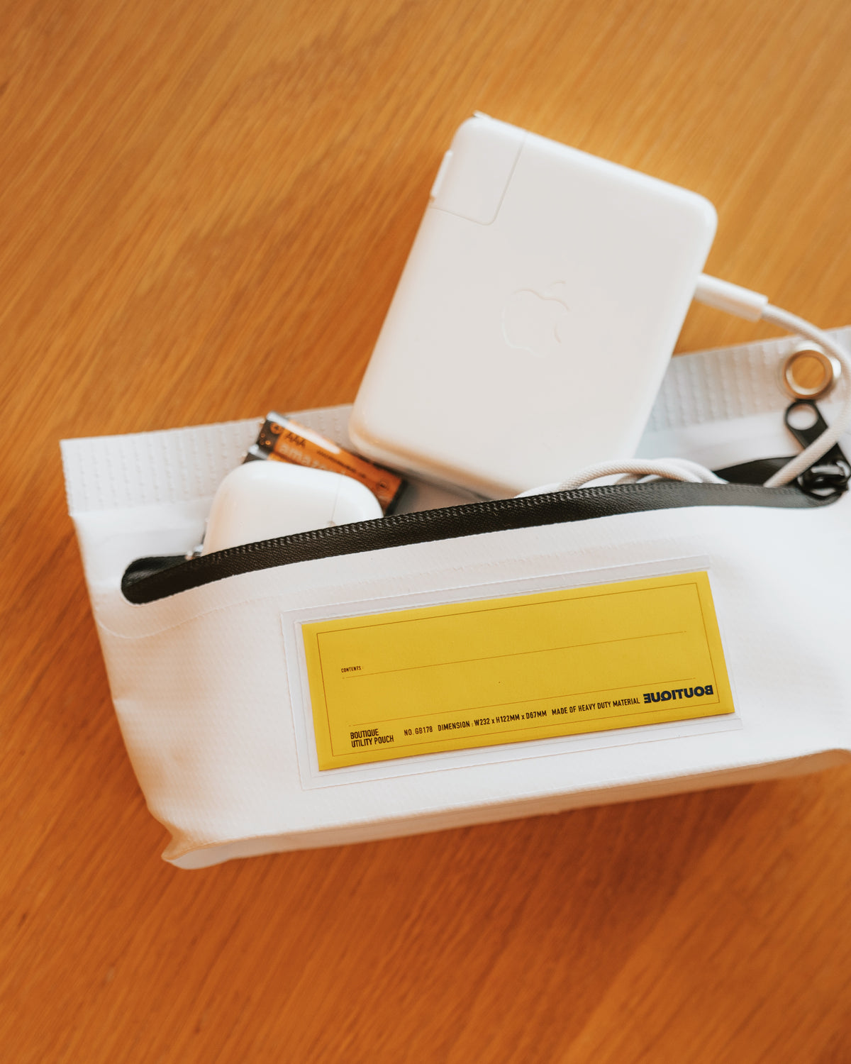 BOUTIQUE UTILITY POUCH & BIC PEN WHITE（ブティックユーティリティポーチ&ビックペンホワイト）｜ONLINE BOUTIQUE（オンラインブティック）