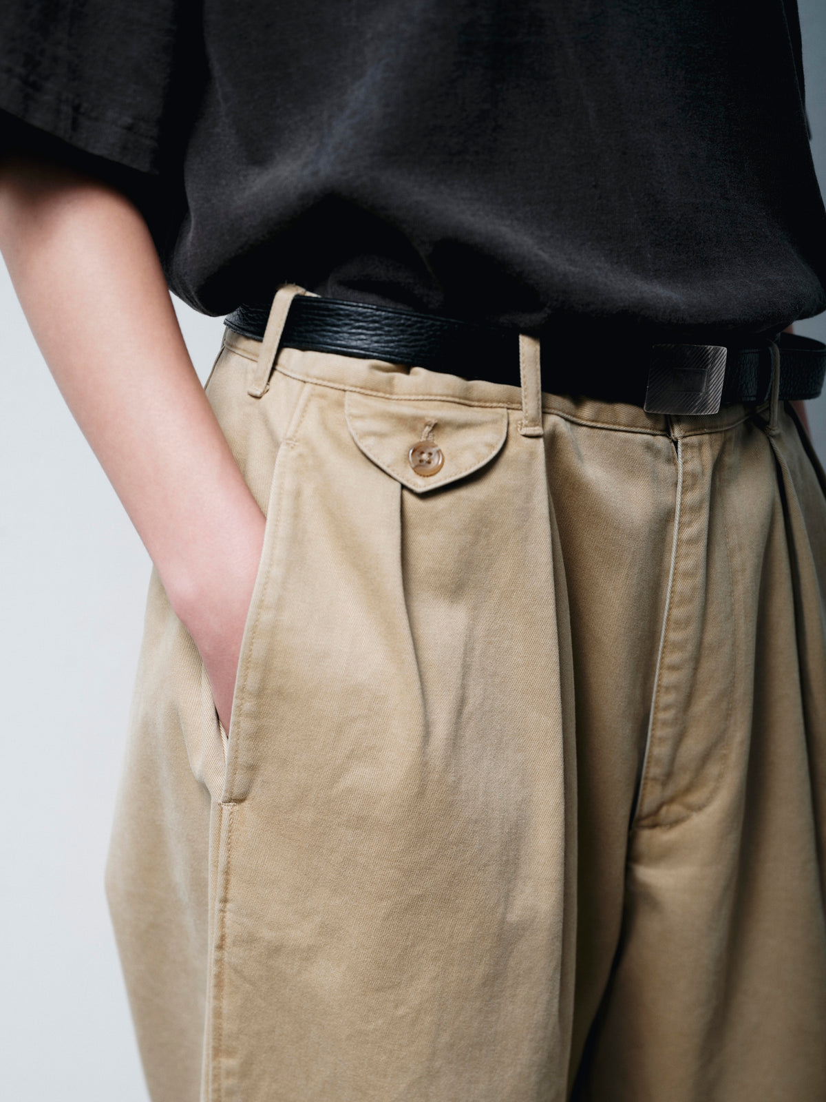 FOUNDOUR COTTON WIDE TUCK CHINOS BEIGE（ファウンダコットンワイドタックチノベージュ）｜ONLINE BOUTIQUE（オンラインブティック）