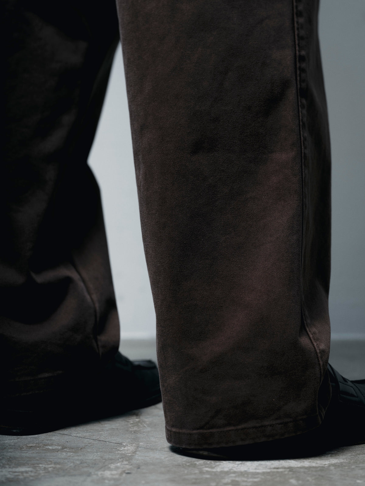 FOUNDOUR COTTON WIDE TUCK CHINOS BROWN（ファウンダコットンワイドタックチノブラウン）｜ONLINE BOUTIQUE（オンラインブティック）