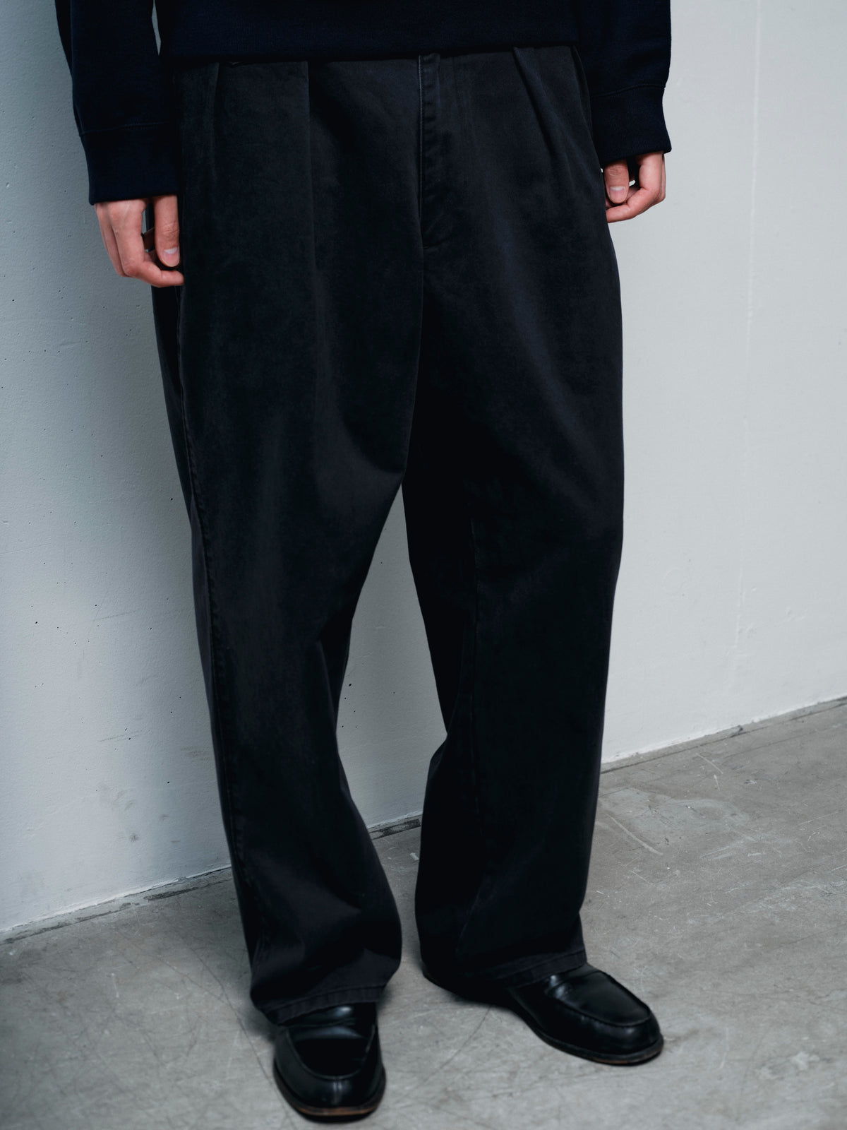 FOUNDOUR COTTON WIDE TUCK CHINOS BLACK（ファウンダコットンワイドチノブラック）｜ONLINE BOUTIQUE（オンラインブティック）