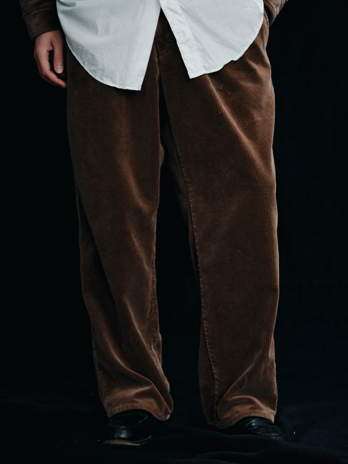 FOUNDOUR COTTON CORDUROY WIDE TUCK TROUSERS BROWN（ファウンダコットンコーデュロイワイドタックトラウザーブラウン）｜ONLINE BOUTIQUE（オンラインブティック）