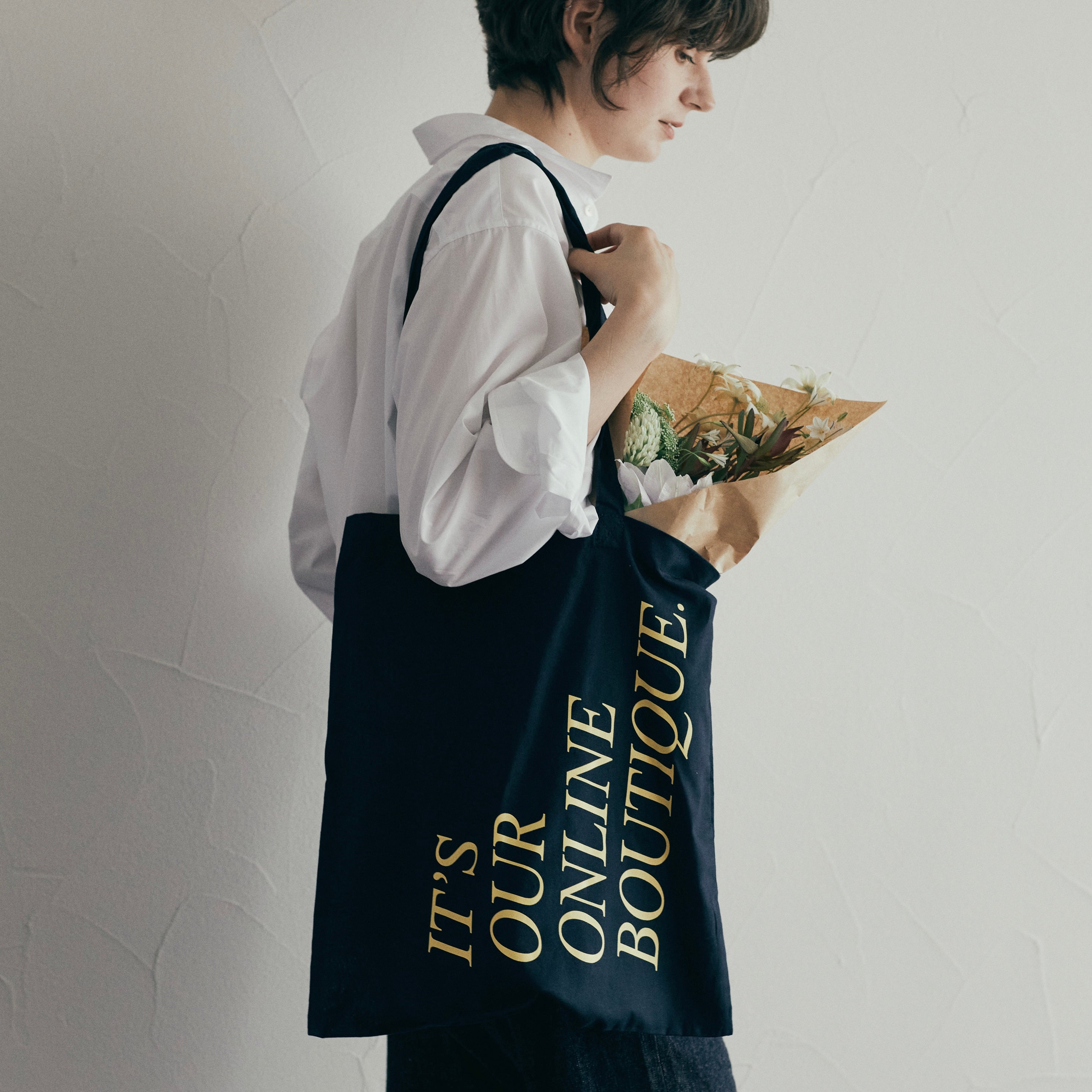 IT'S OUR ONLINE BOUTIQUE SHOPPING BAG NAVY（イッツアワーオンラインブティックショッピングバッグネイビー）｜ONLINE BOUTIQUE（オンラインブティック）