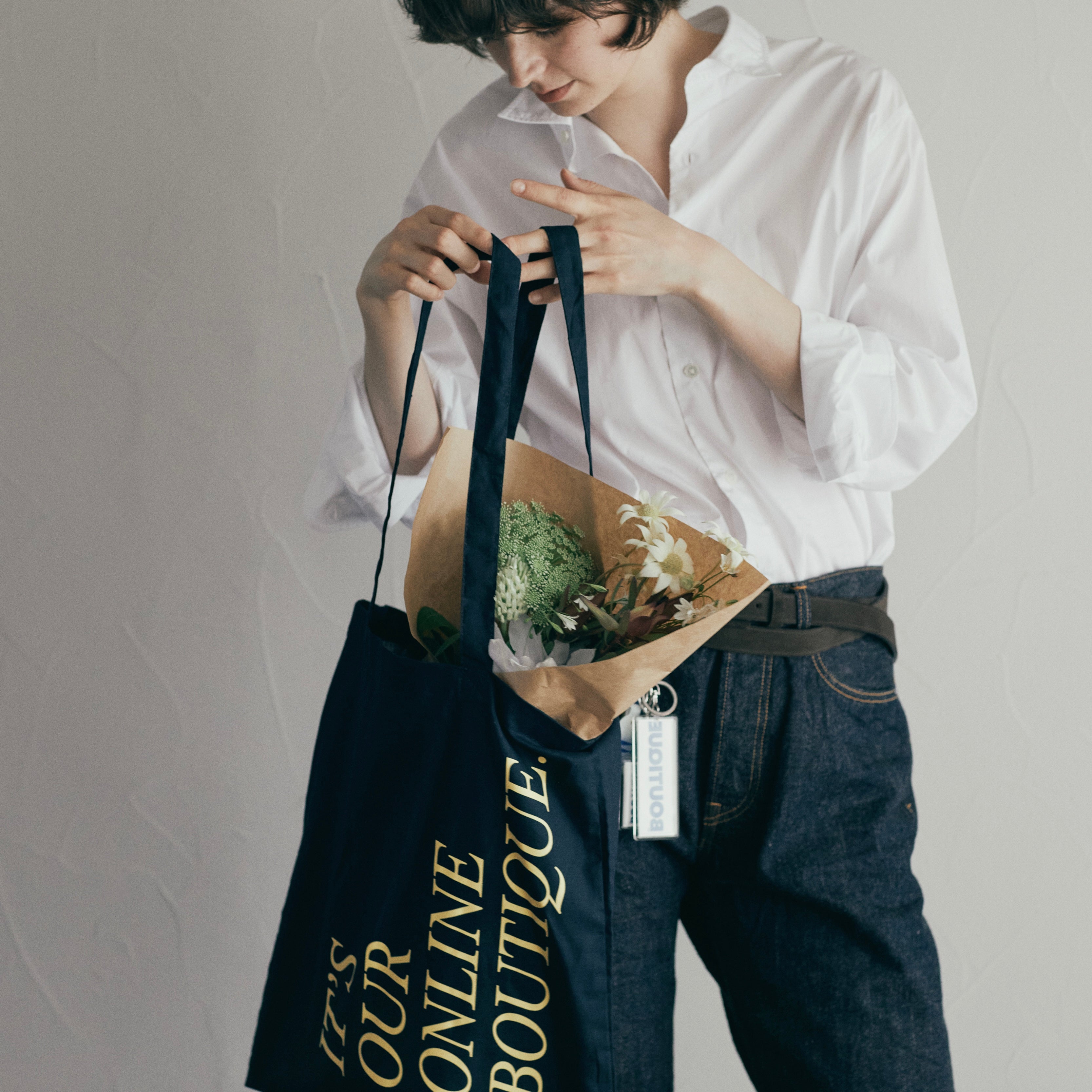 IT'S OUR ONLINE BOUTIQUE SHOPPING BAG NAVY（イッツアワーオンラインブティックショッピングバッグネイビー）｜ONLINE BOUTIQUE（オンラインブティック）