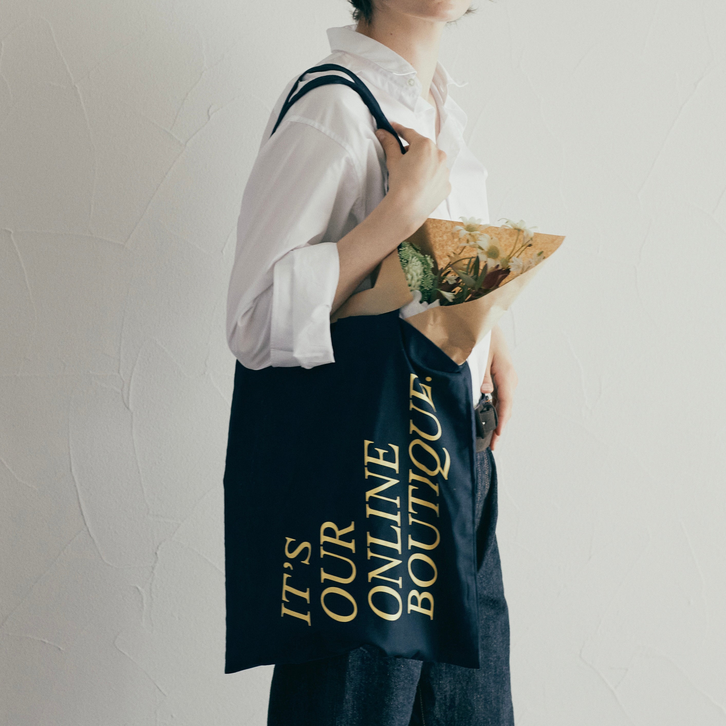 IT'S OUR ONLINE BOUTIQUE SHOPPING BAG NAVY（イッツアワーオンラインブティックショッピングバッグネイビー）｜ONLINE BOUTIQUE（オンラインブティック）