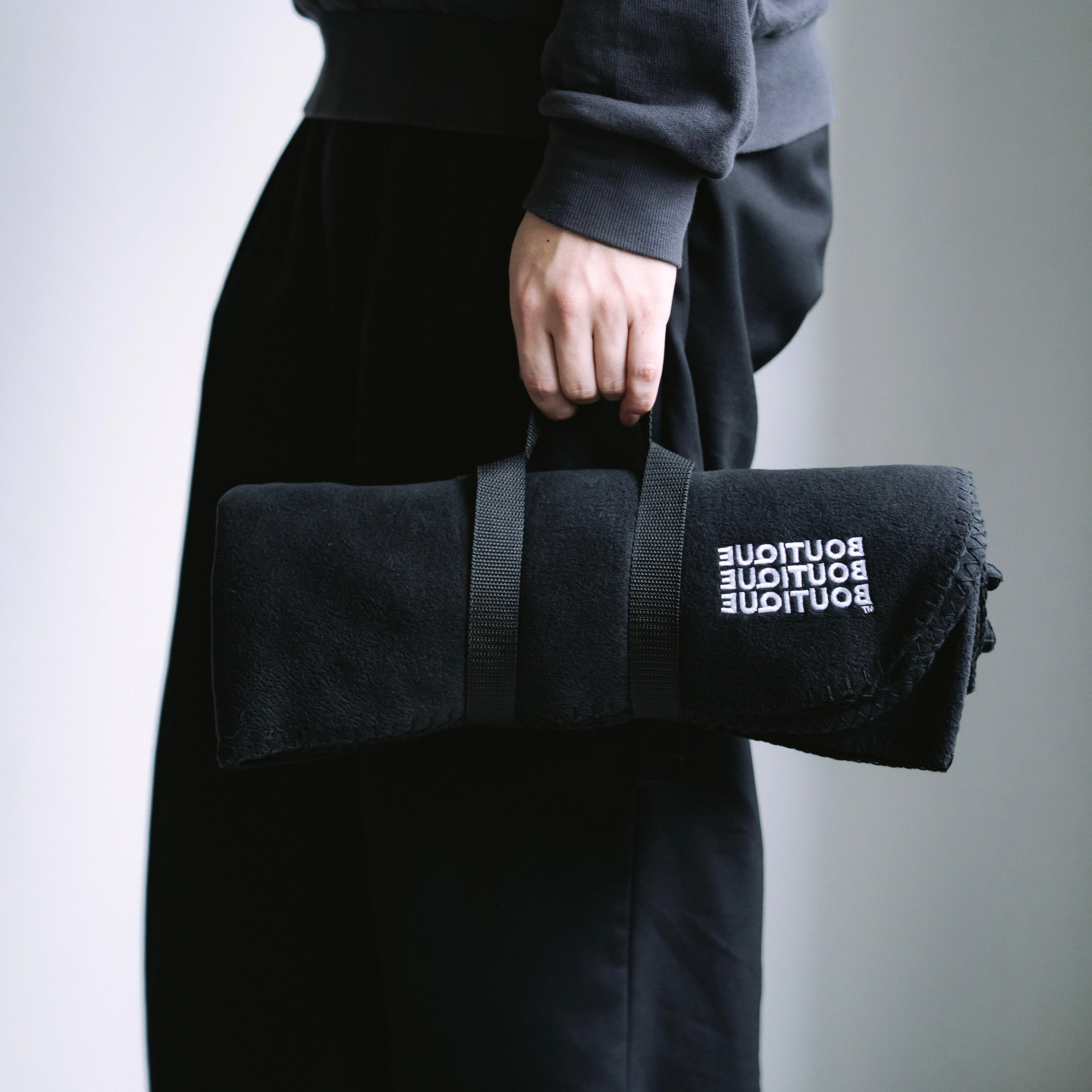 BOUTIQUE FLEECE BLANKET BLACK（ブティックフリースブランケットブラック）｜ONLINE BOUTIQUE（オンラインブティック）