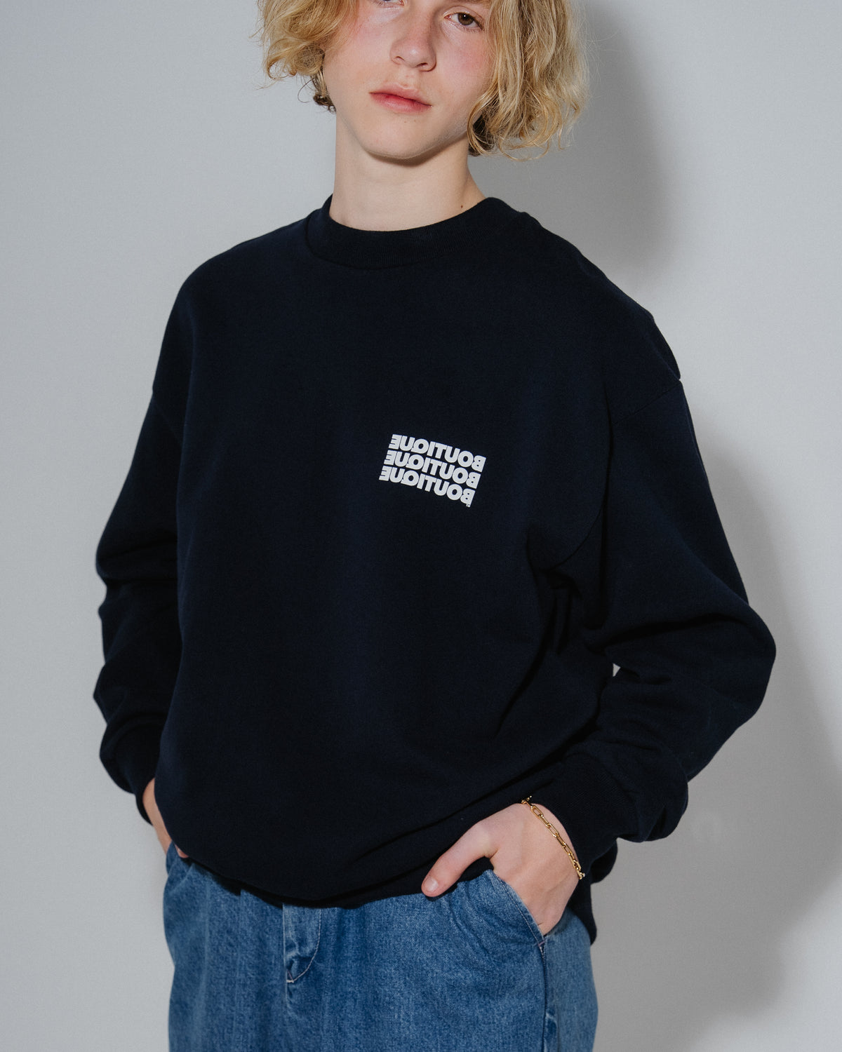 BOUTIQUE CREW NECK SWEAT NAVY（ブティッククルーネックスウェットネイビー）｜ONLINE BOUTIQUE（オンラインブティック）