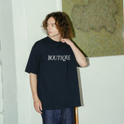 BOUTIQUE CLASSIC LOGO TEE NAVY（ブティッククラシックロゴTシャツネイビー）｜ONLINE BOUTIQUE（オンラインブティック）