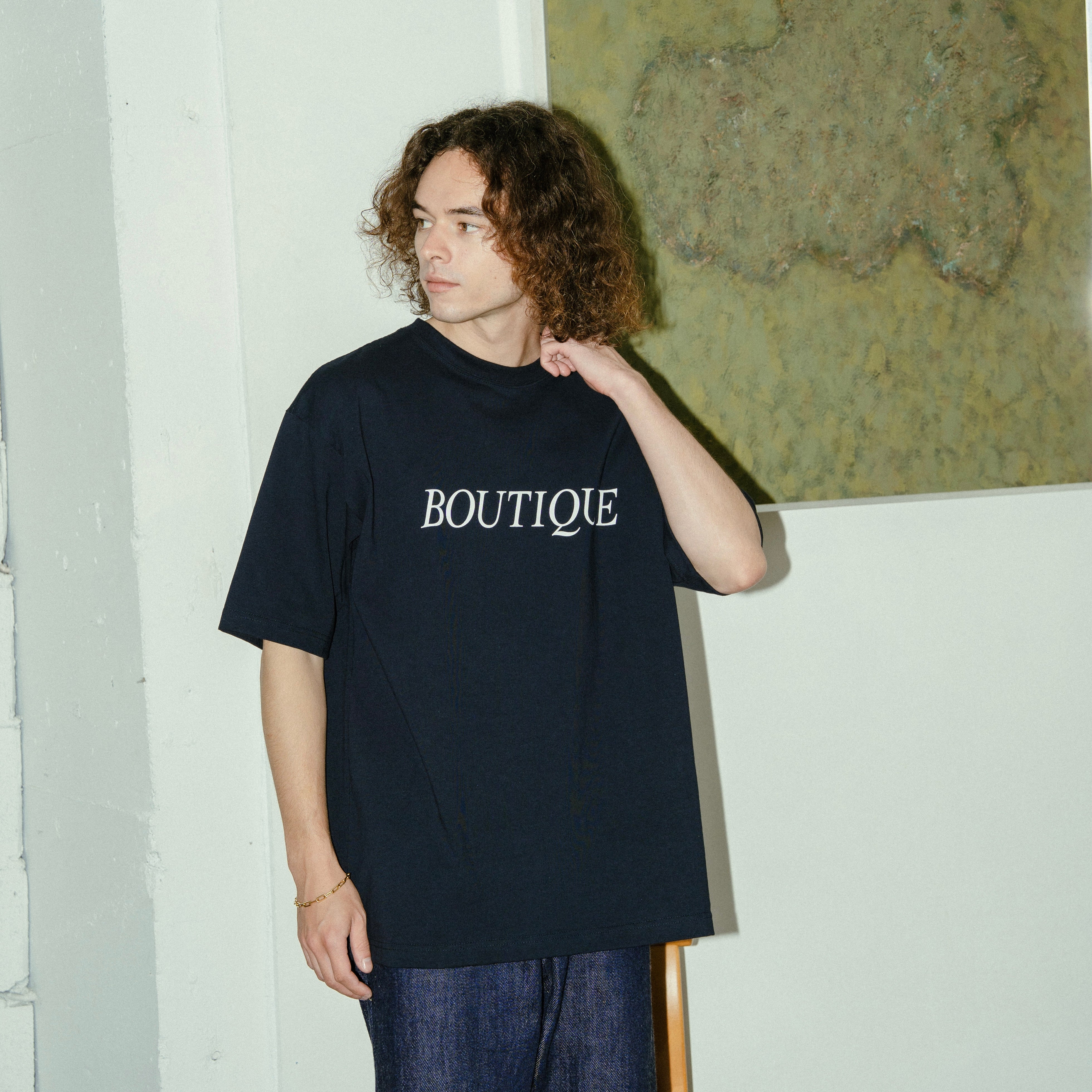 BOUTIQUE CLASSIC LOGO TEE NAVY（ブティッククラシックロゴTシャツネイビー）｜ONLINE BOUTIQUE（オンラインブティック）