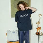 BOUTIQUE CLASSIC LOGO TEE NAVY（ブティッククラシックロゴTシャツネイビー）｜ONLINE BOUTIQUE（オンラインブティック）