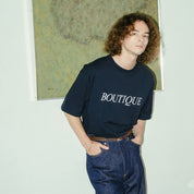 BOUTIQUE CLASSIC LOGO TEE NAVY（ブティッククラシックロゴTシャツネイビー）｜ONLINE BOUTIQUE（オンラインブティック）