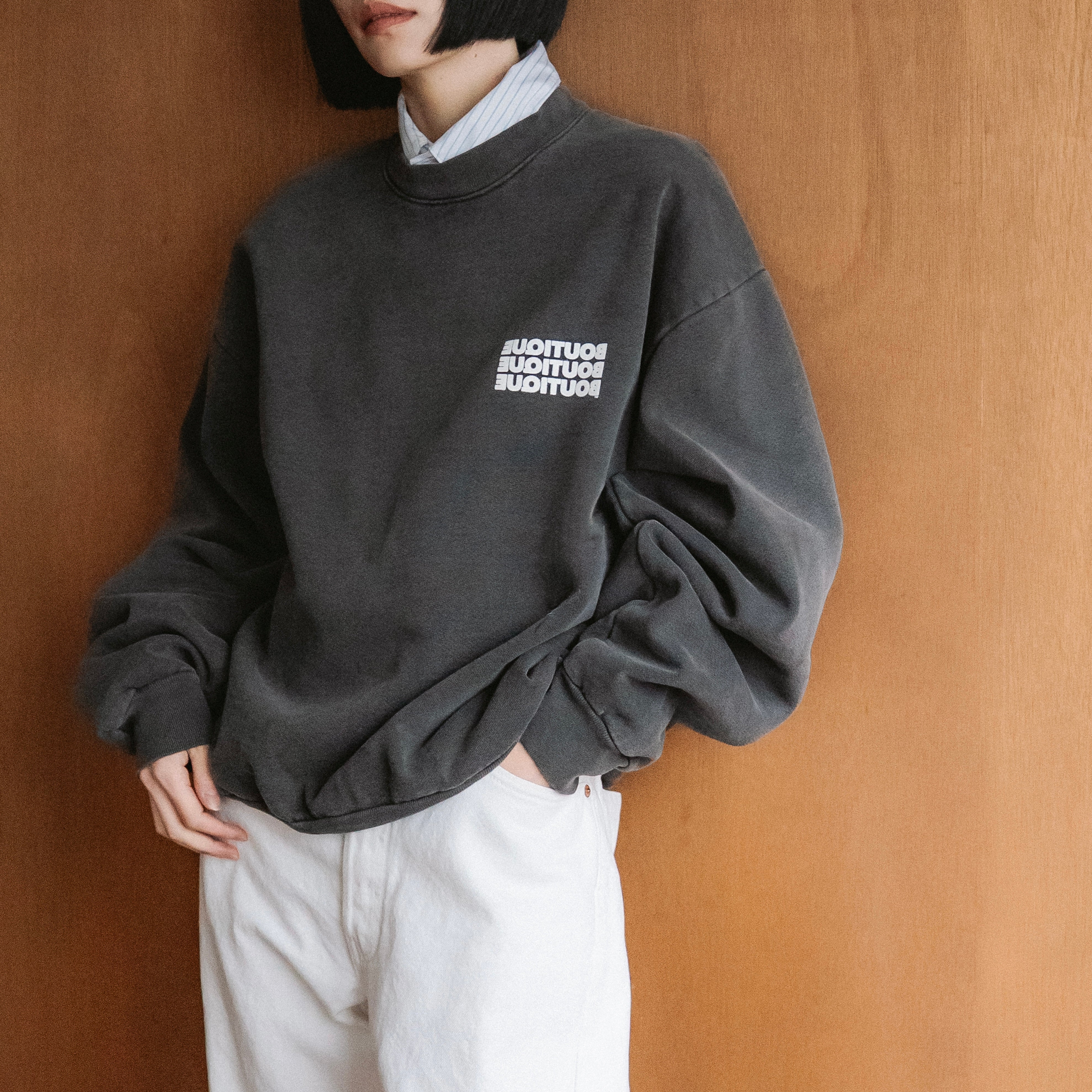 BOUTIQUE CREW NECK SWEAT GARMENT DYE CHARCOAL（ブティッククルーネックスウェットガーメントダイチャコール｜ONLINE BOUTIQUE（オンラインブティック）
