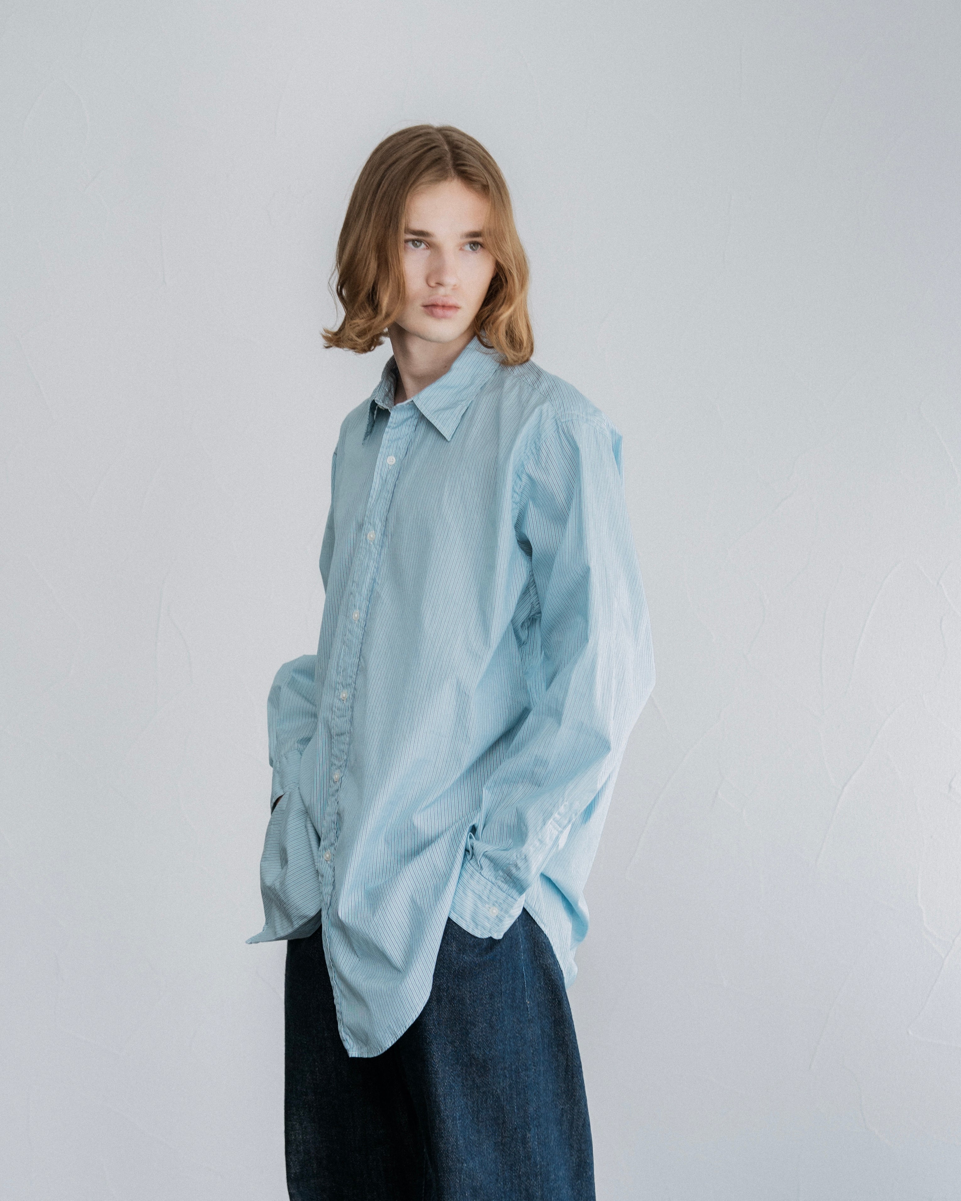 FOUNDOUR COTTON STRIPE REGULAR COLLAR SHIRT SAX STRIPE（ファウンダコットンストライプレギュラーカラーシャツサックスストライプ）｜ONLINE BOUTIQUE（オンラインブティック）