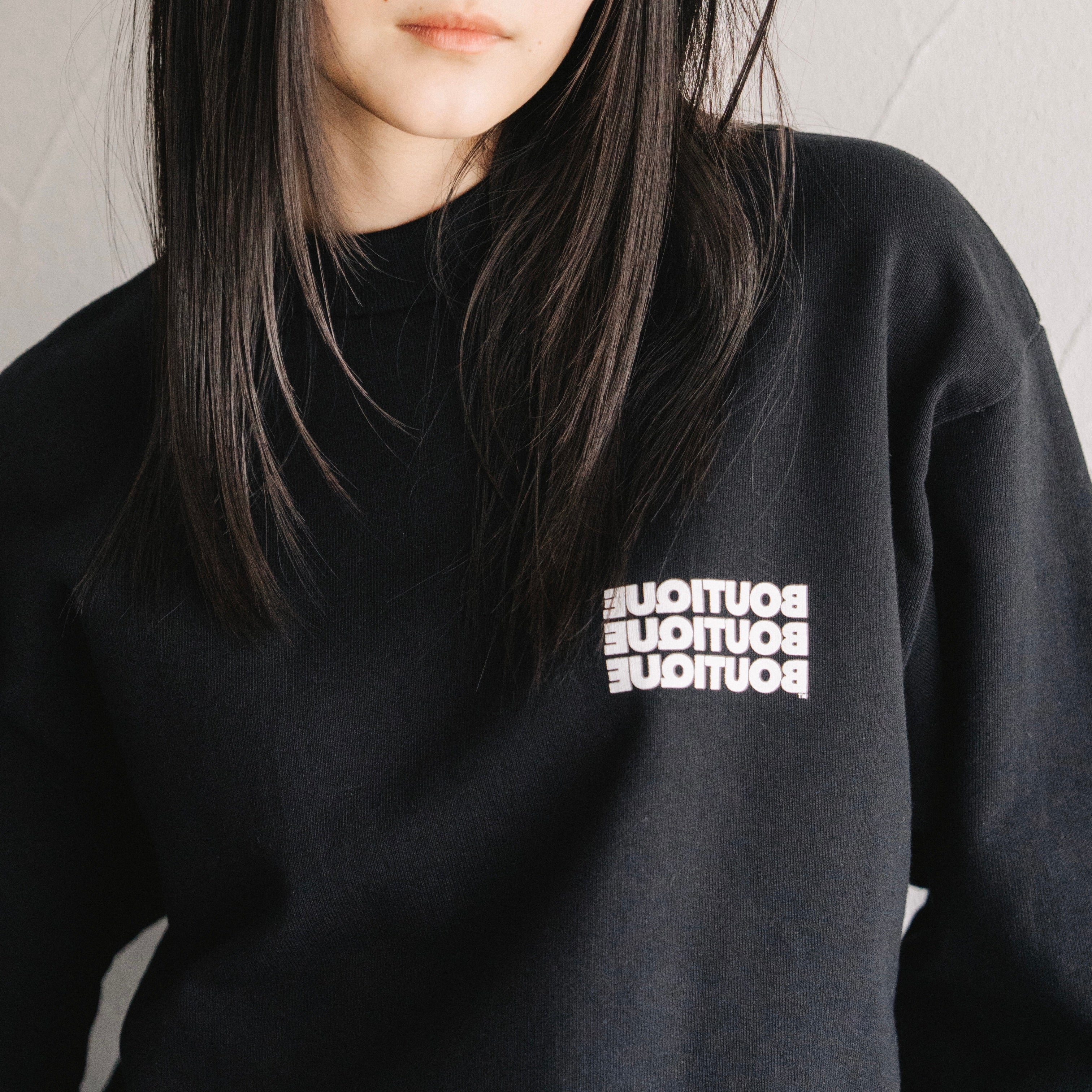 BOUTIQUE CREW NECK SWEAT BLACK（ブティッククルーネックスウェットブラック）｜ONLINE BOUTIQUE（オンラインブティック）