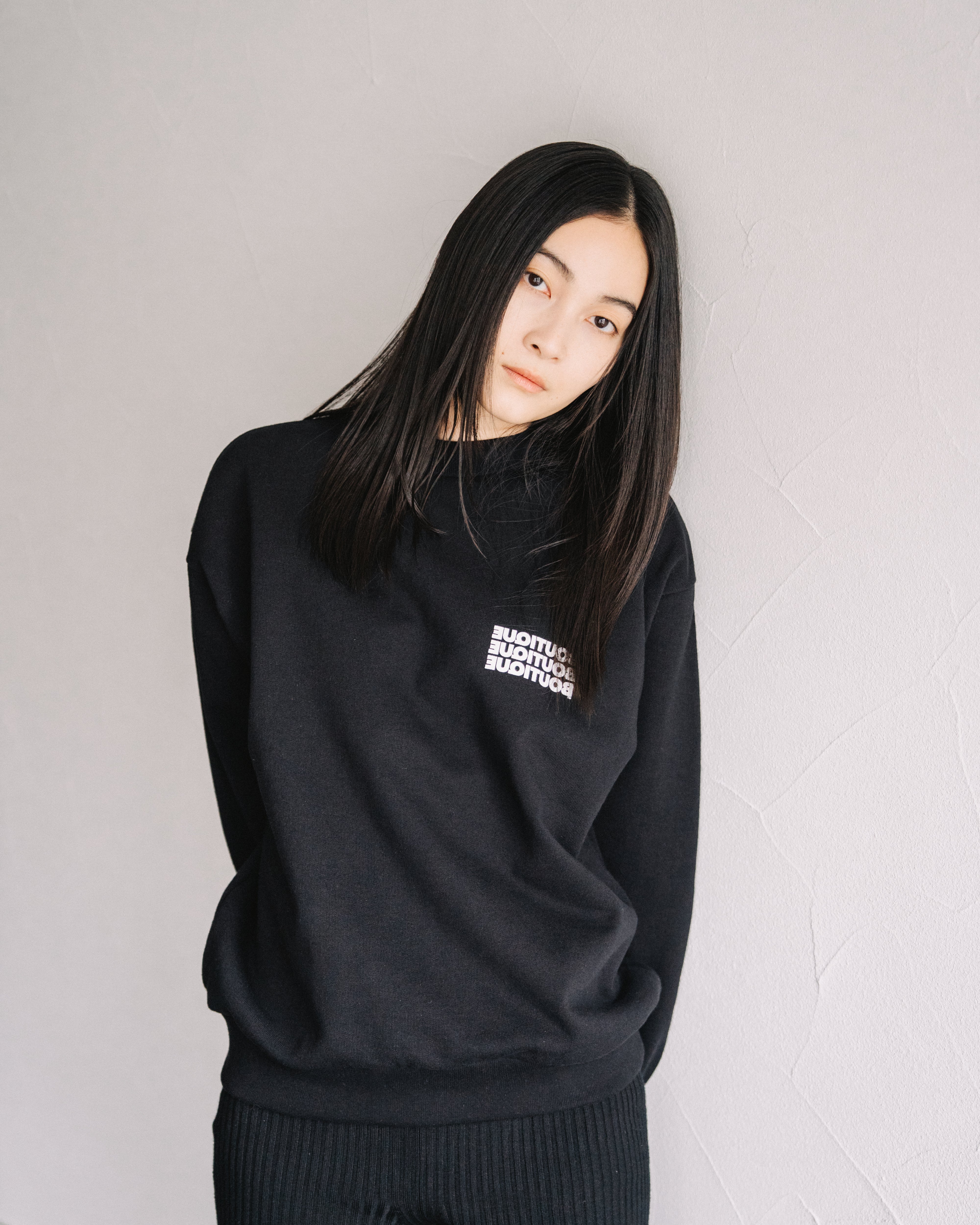 BOUTIQUE CREW NECK SWEAT BLACK（ブティッククルーネックスウェットブラック）｜ONLINE BOUTIQUE（オンラインブティック）