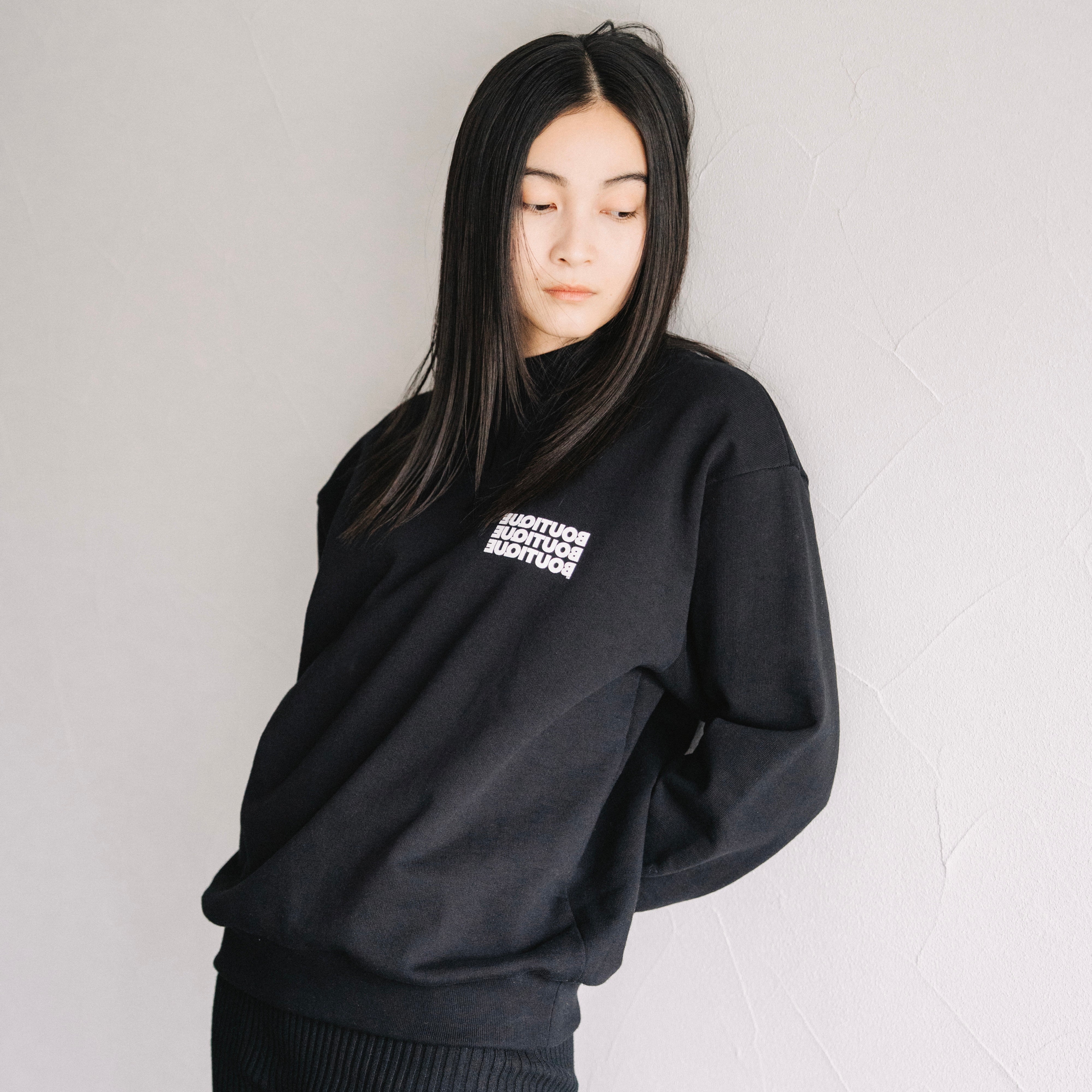BOUTIQUE CREW NECK SWEAT BLACK（ブティッククルーネックスウェットブラック）｜ONLINE BOUTIQUE（オンラインブティック）