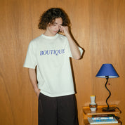 BOUTIQUE CLASSIC LOGO TEE WHITE（ブティッククラシックロゴTシャツホワイト）｜ONLINE BOUTIQUE（オンラインブティック）