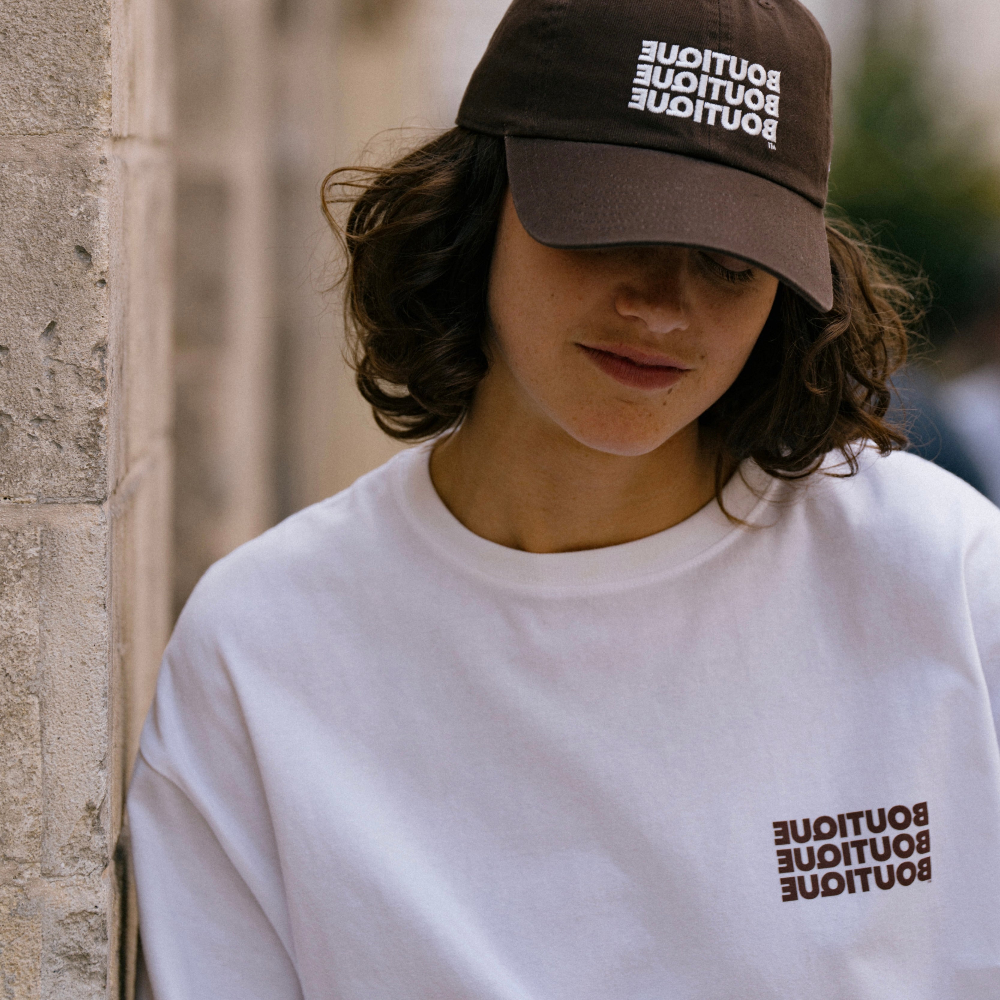 BOUTIQUE TEE WHITE & BROWN（ブティックTシャツホワイト＆ブラウン）｜ONLINE BOUTIQUE（オンラインブティック）